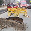 Vilniaus Musninkų gatvėje atsivėrė maždaug trijų metrų smegduobė.