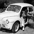 Renault 4CV &ndash; ten, kur yra &scaron;ios moters kojos, įprastai būtų durelės. (Bleiglass, Wikimedia(CC BY-SA 3.0)