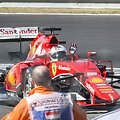 Sebastianas Vettelis po laimėtų 2015-ųjų Vengrijos Grand Prix važiuoja į nugalėtojų apdovanojimo ceremoniją. Atkreipkite dėmesį, kiek gumos jis surinko. (P&eacute;ter Bencsik, Wikimedia(CC BY 2.0)