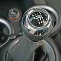 Mechaninės transmisijos pavarų perjungimo svirtis. (Tennen-Gas, Wikimedia (CC BY-SA 3.0)