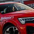 Sporti&scaron;kų automobilių testas &bdquo;Metų automobilio&ldquo; konkurse: elektrinė &bdquo;Audi&ldquo; prie&scaron; benzininį &bdquo;Porsche&ldquo;