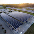 Elektromobilių įkrovimo aik&scaron;telė su vir&scaron; jos įrengta beveik 250 kW galios saulės elektrine