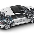 Gamyklinė dujų įranga Audi A3 hečbeke. Atkreipkite dėmesį, kad sumontuota ne viena, o trys dujų talpos, o ir benzino bakas yra unikalios formos, kad tik būtų i&scaron;saugota erdvė salone ir bagažinėje (Audi nuotrauka)