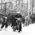 Moto-skijoringas 1963 metais (Bundesarchiv, Bild 183-B0128-0006-003 / Gahlbeck, Friedrich, Wikimedia (CC-BY-SA 3.0)