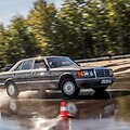 W126 kodinio pavadinimo Mercedes-Benz S klasė (Gamintojo nuotr.)