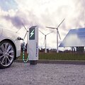 Įkraunamas baltas elektromobilis (Shutterstock nuotr.)