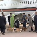 Karalienė Elizabeht II su savo &scaron;unimis oro uoste