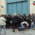 Prancūzijos riau&scaron;ių policija tramdė kalėjimų prižiūrėtojus.