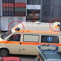 Krovininiu taksi paverstas specialiosios paskirties automobilis su &scaron;vyturėliais ir užra&scaron;u &bdquo;Ambulance&ldquo;.