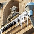 Sostinėje susirūpinta ant stogų atbrailų kabančiais lediniais varvekliais.