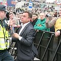 Seimo nariai veržiasi pro policininkus