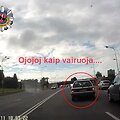 Užfiksuota, kaip pažeidėjas be posūkio signalo metasi į kelio vidurį, priversdamas ekstremaliai stabdyti antrąja eismo juosta judantį visureigį.