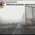 Teigiama, kad sunkvežimis manevrą pradėjo prie&scaron; pat policijos ma&scaron;iną, juolab neparodė posūkio signalo.