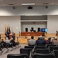 Vilniaus miesto apylinkės teisme vasario 24 d. vyko antras mokytojos Alinos Laučienės kurstymo tautiniu, rasiniu, etniniu ar religiniu pagrindu bylos posėdis, dėl kaltinamosios palaikytojų gausos jis surengtas didesnėje salėje (kurioje vyksta riau&scaron;ių byla).