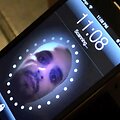 Telefono &bdquo;atrakinimo veidu&ldquo; funkcija perkelta ir į &bdquo;iPhone&ldquo;. 