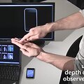 Nematomas i&scaron;manusis telefonas valdomas spaudant delną