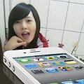 Mergina, pasivadinusi tiesiog Wen, teigia, kad ji svajoja turėti baltą &bdquo;iPhone&ldquo; ir dėl jo yra pasiryžusi atiduoti nekaltybę. 