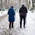 Vyresnio amžiaus žmonėms patariama pasirinkti pagalbines priemones, padėsiančias i&scaron;vengti traumų žiemą