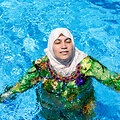 Moteris su burkini vie&scaron;bučio baseine