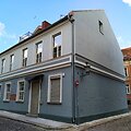 Sutvarkytas kultūros paveldo objektas senamiestyje, Kurpių g. 2. Vienas i&scaron; buto savininkų ėmėsi iniciatyvos, gavo visų kitų butų savininkų įgaliojimą ir sėkmingai užbaigė paveldo tvarkybos darbus bei gavo pra&scaron;ytą paramą i&scaron; Klaipėdos miesto savivaldybės biudžeto lė&scaron;ų.