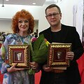 Klaipėdoje i&scaron;dalintos &bdquo;Padėkos kaukės&ldquo;: apdovanojimą už nuopelnus teatrui atsiėmė Nijolė Sabulytė, už spektaklį &bdquo;Mums viskas gerai&ldquo; &ndash; ra&scaron;ytojas Gintaras Grajauskas, pavadavęs &scaron;ventėje Joną Vaitkų