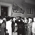 Klaipėdos miesto gyventojai, 1991 m. sausio 13 d. budintys prie Merijos pastato. 