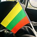 Kurčnebyliai baltarusiai Plungės apylinkėse pardavinėjo pakeleivingų ma&scaron;inų vairuotojams suvenyrines Lietuvos vėliavėles.