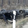 Kelyje Kazlų Rūda-Ąžuolų Būda apsivertė automobilis.