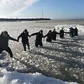 Melnragėje vyrai gelbėjo įlūžusias moteris ir vaikus.