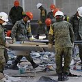 Meksikos kariai vaduoja &bdquo;Pemex&ldquo; būstinės apylinkes nuo griuvėsių.