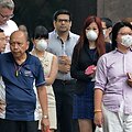 Singapūro žmonės nuo ter&scaron;alų saugosi apsaugiinėmis kaukėmis.