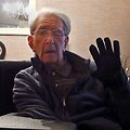 Williamui Broadui susi&scaron;nekėti padeda elektroninė pir&scaron;tinė, rankos ženklus galinti paversti &scaron;nekamąja kalba. 