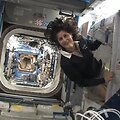 Astronautė Sunita Williams rodo Tarptautinės kosminės stoties miegamuosius. 