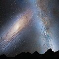 Maždaug taip naktiniame Žemės danguje po 3,75 mlrd. metų turėtų atrodyti priartėjusi Andromedos galaktika.