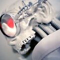 &bdquo;Dr. Glitch&ldquo; &ndash; interaktyvi kinetinė skulptūra, reaguojanti į žiūrovo prisilietimą.