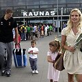 Robertas Javtokas su žmona Vilma ir vaikais Kauno oro uoste