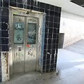 Požeminėje perėjoje &scaron;alia Europos aik&scaron;tės įrengtas liftas atrodo klaikiai.