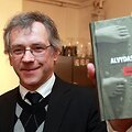 Ra&scaron;ytojas Alvydas &Scaron;lepikas, dviejų poezijos ir vienos novelių knygos autorius, už pirmąjį savo romaną pelnė jau ne vieną įvertinimą.