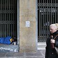 Benamis vyras guli prie Graikijos banko.