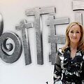 A.Hitleris (kairėje), JK Rowling ir G.Orwellas