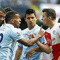 Carlosas Tevezas ir Joey Bartonas (de&scaron;inėje)