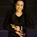 Angelina Jolie atsiima &bdquo;Oskarą&ldquo; už geriausią antraplanės aktorės vaidmenį (2000 m.)