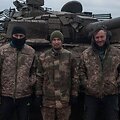 Prie Bachmuto žuvęs tanko ekipažas: Andrijus Melnykas (vairuotojas-mechanikas), Vitalijus Kobecas (ekipažo vadas) ir Serhijus Leontjevas (kulkosvaidininkas)