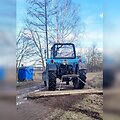 &Scaron;iemet kaimo gyventojas sėdo į savo senus laikus menantį traktorių ir pats greideriavo kelią, mat juo lengvieji automobiliai važiuoti nebegali.