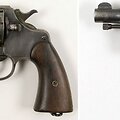 Kairėje: C.Barrow pusiau automatinis pistoletas &bdquo;Colt Model 1911 Government Model&ldquo; ir B.Parker revolveris &bdquo;Colt Detective Special .38&ldquo;