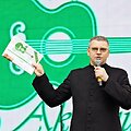 Klebonas &Scaron;arūnas Petrauskas su festivalio &bdquo;Akacijų alėja&ldquo; laikra&scaron;čiu