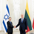 Isaakas Hercogas, Gitanas Nausėda