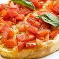 Brusketa su pomidorais ir bazilikais