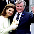 Jackie O su žuvusio prezidento broliu Edward Kennedy, praėjus beveik trims metams po savo vyro nužudymo.