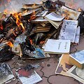 Socialinių tinklų vartotojai susipainiojo, bandydami paneigti vienas kito įrašus apie deginamas knygas
